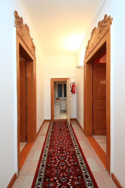Historic Villa Apartments براغ الغرفة الصورة
