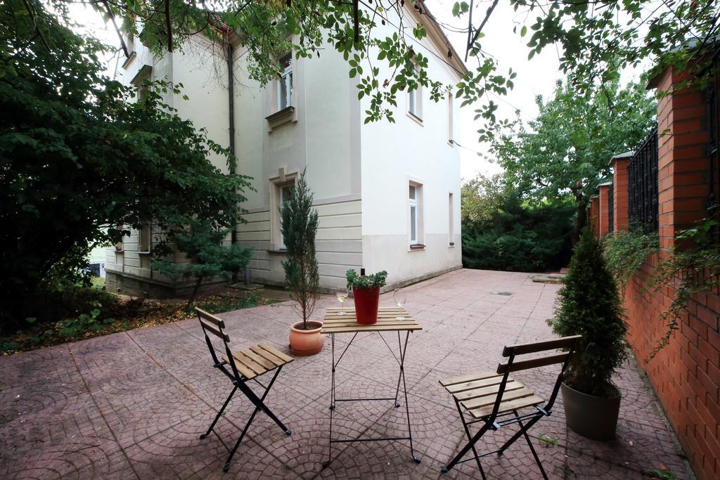 Historic Villa Apartments براغ الغرفة الصورة